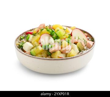 Schüssel mit leckerem Okroshka auf weißem Hintergrund Stockfoto