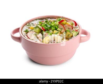 Schüssel mit leckerer Okroshka isoliert auf weißem Hintergrund Stockfoto