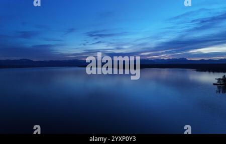 Tutzing, Bayern, Deutschland, 17. Dezember 2024: Ein Wintertag in Tutzing Landkreis Starnberg. Hier der Blick per Drohne bei Dämmerung, Dunkelheit auf den Starnberger See, im Hintergrund die Alpenkette mit Benediktenwand, Karwendel, Estergebirge, Wettersteingebirge mit Zugspitze v.l.n.r. *** Tutzing, Bayern, Deutschland, 17. Dezember 2024 Ein Wintertag in Tutzing, Stadtteil Starnberg hier der Blick durch Drohne bei Dämmerung, Dunkelheit auf dem Starnberger See, im Hintergrund die Alpenkette mit Benediktenwand, Zugspitze, Zugspitze, im Hintergrund mit Zugspitze, Zugstwendel Stockfoto