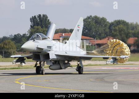 Ein EF-2000 Typhoon der Kuwait Air Force mit seinem Schlepprutschen. Stockfoto