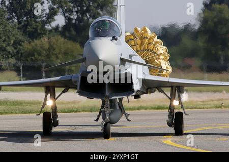 Ein EF-2000 Typhoon der Kuwait Air Force mit seinem Schlepprutschen. Stockfoto