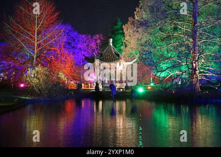 Butterfly Lover's Pavilion, Seven Acres Lake, Glow 2024, RHS Garden Wisley, Woking, Surrey, England, Großbritannien, Vereinigtes Königreich, Vereinigtes Königreich, Europa Stockfoto