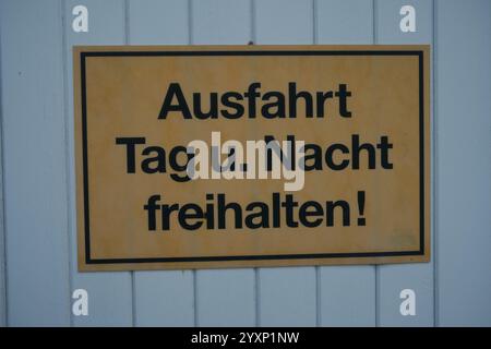 Ein Schild auf Deutsch mit der Aufschrift "Ausfahrt Tag u. Nacht Freiheiten" Stockfoto