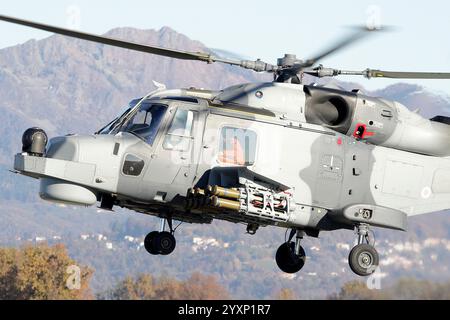 Ein Hubschrauber der Royal Navy AW159 Wildcat, ausgestattet mit simulierten Martlet-Raketen. Stockfoto