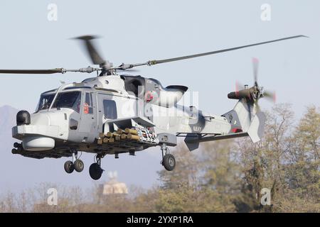 Ein Hubschrauber der Royal Navy AW159 Wildcat, ausgestattet mit simulierten Martlet-Raketen. Stockfoto