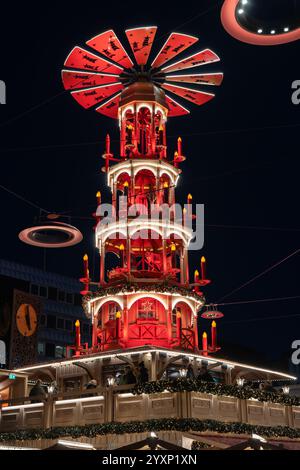 Eine riesige beleuchtete traditionelle Weihnachtspyramide in Bielefeld Stockfoto