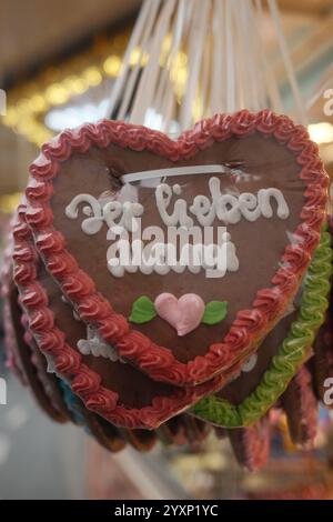 Eine Reihe dekorierter herzförmiger Kekse mit den Worten „Ihre liebe Mami“ darauf Stockfoto