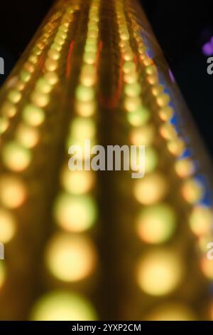 Nahaufnahme eines beleuchteten Objekts mit vielen kleinen gelben Punkten. Konzept von Energie und Spannung, da die hellen gelben Punkte zu pulsieren und zu bewegen scheinen Stockfoto