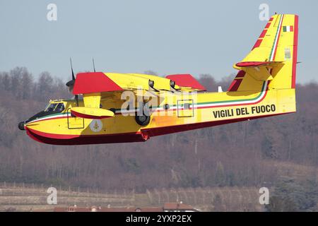 CL-415 Löschflugzeug der italienischen Vigili del Fuoco. Stockfoto