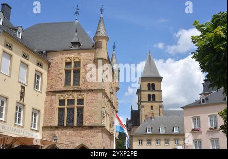 Echternach, Luxemburg, 07-14-2024 Rathaus und historische Gebäude auf dem Markt Stockfoto