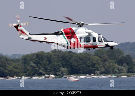 AW-139 Hubschrauber der italienischen Küstenwache im Flug. Stockfoto