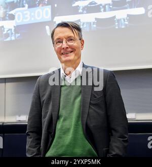 Fraktionssitzung der SPD EUR, Deutschland, Berlin, 17.12.2024: Karl Lauterbach - Bundestagsfraktion der SPD nach der Niederlage im Bundestag. *** SPD-Fraktionssitzung EUR, Deutschland, Berlin, 17 12 2024 Karl Lauterbach SPD-Fraktion nach der Niederlage im Bundestag Stockfoto
