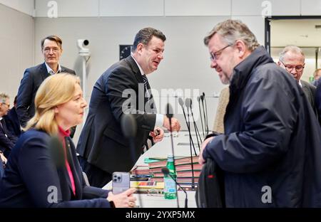 Fraktionssitzung der SPD EUR, Deutschland, Berlin, 17.12.2024: Bärbel Bas, Karl Lauterbach, Hubertus Heil. Bundestagsfraktion der SPD nach der Niederlage im Bundestag. Lesebrille für den Fraktionsvorsitzenden. *** SPD-Fraktionssitzung EUR, Deutschland, Berlin, 17 12 2024 Bärbel Bas, Karl Lauterbach, Hubertus Heil SPD-Fraktion nach der Niederlage im Bundestag Lesebrille für den Fraktionsvorsitzenden Stockfoto