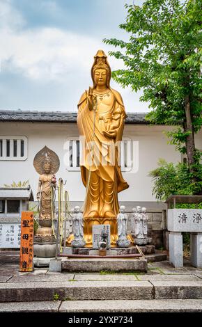 Goldene Statue von Avalokiteshvara Bodhisattva Kanzeon am Fushimi Inari Grand Shrine in Kyoto Japan. (Englische Übersetzung der Inschrift auf dem Sto Stockfoto