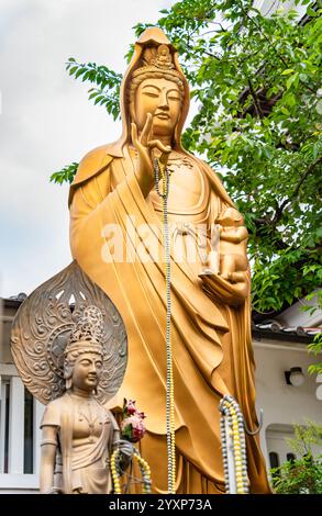 Goldene Statue von Avalokiteshvara Bodhisattva Kanzeon am Fushimi Inari Grand Shrine in Kyoto Japan. Stockfoto