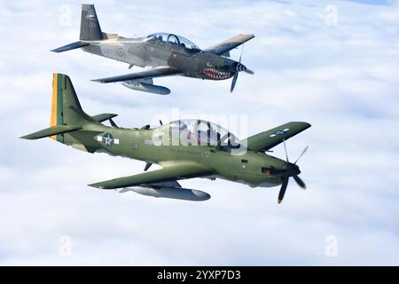 Ein A-29B Super Tucano der brasilianischen Luftwaffe führt eine peruanische Luftwaffe KA-1P. Stockfoto