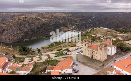 Katholische Kathedrale und Luftaufnahme der Stadt, Miranda do Douro, Trás-os-Montes und Alto Douro, Portugal Stockfoto