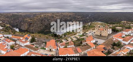 Katholische Kathedrale und Luftaufnahme der Stadt, Miranda do Douro, Trás-os-Montes und Alto Douro, Portugal Stockfoto