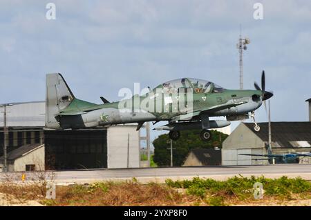 Ein A-29B Super Tucano der brasilianischen Luftwaffe startet. Stockfoto