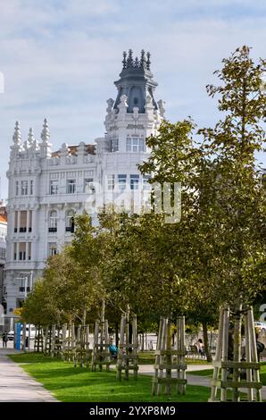 A Coruna, Spanien, Gebäude mit Glasfassade und Balkonen, Avenida da Marina, auch bekannt als Kristallstadt, La Coruna, Galicien Stockfoto