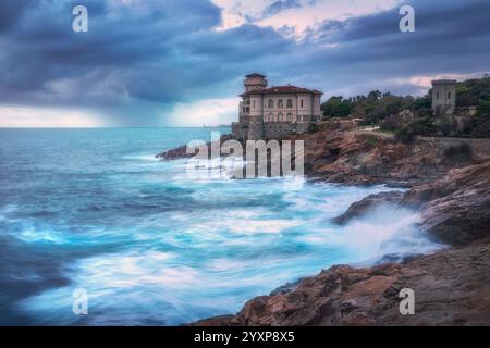 Boccale Castle und die Sandsteinfelsen von Romito während eines Sturms bei Sonnenuntergang. Livorno, Toskana, Italien, Europa Stockfoto