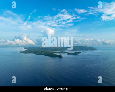 Als Teil des Korallendreiecks ist die malerische Insel Bangka nördlich von Sulawesi in Indonesien von gesunden Korallenriffen und Mangroven gesäumt. Stockfoto