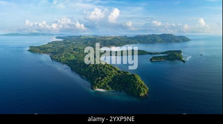 Als Teil des Korallendreiecks ist die malerische Insel Bangka nördlich von Sulawesi in Indonesien von gesunden Korallenriffen und Mangroven gesäumt. Stockfoto