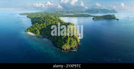 Als Teil des Korallendreiecks ist die malerische Insel Bangka nördlich von Sulawesi in Indonesien von gesunden Korallenriffen und Mangroven gesäumt. Stockfoto
