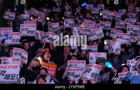 Seoul, Südkorea. Dezember 2024. Die Demonstranten schwenken K-POP-Lichtstäbe mit Plakaten mit der Aufschrift „sofortige Verhaftung“ während einer Kundgebung, die die Verhaftung des angeklagten südkoreanischen Präsidenten Yoon Suk Yeol in der Innenstadt von Seoul fordert. Quelle: SOPA Images Limited/Alamy Live News Stockfoto