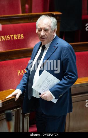 Paris, Frankreich. Dezember 2024. Französischer Premierminister Francois Bayrou während einer Fragestunde an den Premierminister in der Pariser Nationalversammlung am 17. Dezember 2024. Foto: Raphael Lafargue/ABACAPRESS. COM Credit: Abaca Press/Alamy Live News Stockfoto