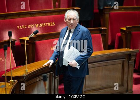 Paris, Frankreich. Dezember 2024. Französischer Premierminister Francois Bayrou während einer Fragestunde an den Premierminister in der Pariser Nationalversammlung am 17. Dezember 2024. Foto: Raphael Lafargue/ABACAPRESS. COM Credit: Abaca Press/Alamy Live News Stockfoto