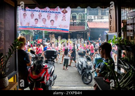 Eine katholische religiöse Parade kommt während einer jährlichen Parade im Tondo District von Manila, den Philippinen, an einem Haus vorbei. Stockfoto