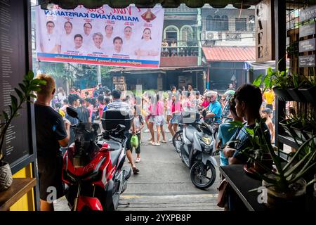 Eine katholische religiöse Parade kommt während einer jährlichen Parade im Tondo District von Manila, den Philippinen, an einem Haus vorbei. Stockfoto