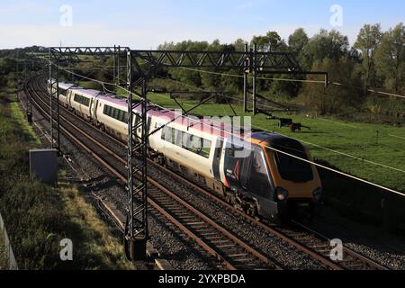 Ein Zug der Klasse 221 Super Voyager, Avanti West Coast in der Nähe von Milton Keynes, England. Auf der Linie London Euston nach Manchester Piccadilly Stockfoto