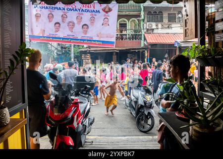 Eine katholische religiöse Parade kommt während einer jährlichen Parade im Tondo District von Manila, den Philippinen, an einem Haus vorbei. Stockfoto