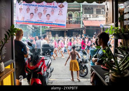 Eine katholische religiöse Parade kommt während einer jährlichen Parade im Tondo District von Manila, den Philippinen, an einem Haus vorbei. Stockfoto