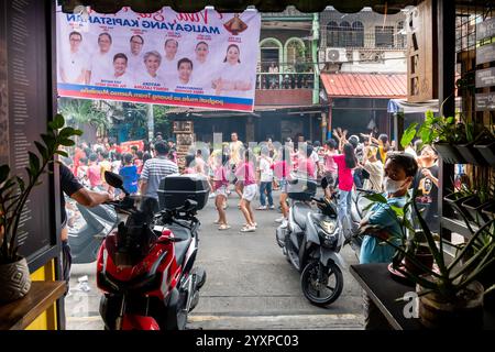 Eine katholische religiöse Parade kommt während einer jährlichen Parade im Tondo District von Manila, den Philippinen, an einem Haus vorbei. Stockfoto