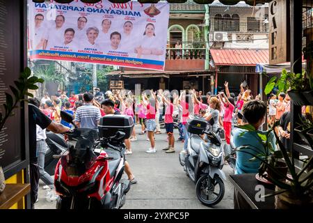 Eine katholische religiöse Parade kommt während einer jährlichen Parade im Tondo District von Manila, den Philippinen, an einem Haus vorbei. Stockfoto