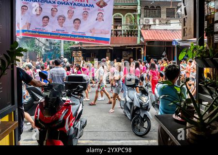 Eine katholische religiöse Parade kommt während einer jährlichen Parade im Tondo District von Manila, den Philippinen, an einem Haus vorbei. Stockfoto
