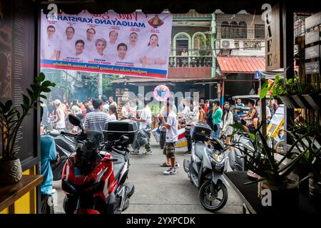 Eine katholische religiöse Parade kommt während einer jährlichen Parade im Tondo District von Manila, den Philippinen, an einem Haus vorbei. Stockfoto