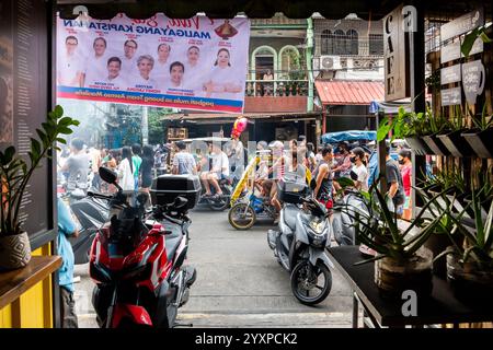 Eine katholische religiöse Parade kommt während einer jährlichen Parade im Tondo District von Manila, den Philippinen, an einem Haus vorbei. Stockfoto
