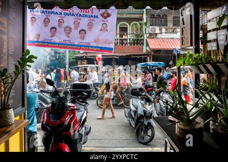 Eine katholische religiöse Parade kommt während einer jährlichen Parade im Tondo District von Manila, den Philippinen, an einem Haus vorbei. Stockfoto