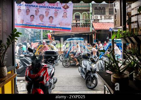 Eine katholische religiöse Parade kommt während einer jährlichen Parade im Tondo District von Manila, den Philippinen, an einem Haus vorbei. Stockfoto
