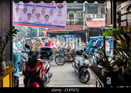 Eine katholische religiöse Parade kommt während einer jährlichen Parade im Tondo District von Manila, den Philippinen, an einem Haus vorbei. Stockfoto