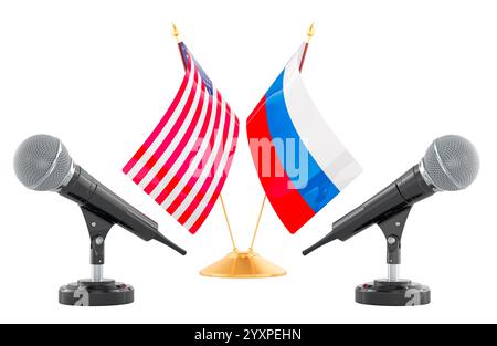 Russisch-USA Dialoge, Konzept. Zwei Mikrofone mit Fahnen der Vereinigten Staaten und Russlands. 3D-Rendering isoliert auf weißem Hintergrund Stockfoto