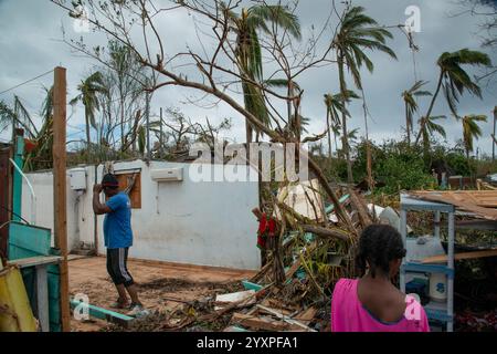 Ein Ort der Zerstörung, nachdem der Zyklon Chido am 16. Dezember 2024 das französische Territorium Mayotte im Indischen Ozean im Bezirk Bandrajou Kaweni der Hauptstadt Mamoudzou getroffen hatte. Mindestens mehrere hundert Menschen werden befürchtet, getötet zu werden, nachdem der schlimmste Wirbelsturm seit fast einem Jahrhundert am Samstag durch das französische Territorium im Indischen Ozean Mayotte gerissen hat, Bäume entwurzelt, Häuser zerrissen und die ohnehin schwache Infrastruktur des verarmten Archipels zerstört hat. Retter wurden auf die Inseln geschickt, die zwischen der Küste Mosambiks und Madagaskars liegen, aber ihre Bemühungen dürften nicht sein Stockfoto