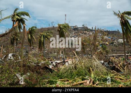 Ein Ort der Zerstörung, nachdem der Zyklon Chido am 16. Dezember 2024 das französische Territorium Mayotte im Indischen Ozean im Bezirk Bandrajou Kaweni der Hauptstadt Mamoudzou getroffen hatte. Mindestens mehrere hundert Menschen werden befürchtet, getötet zu werden, nachdem der schlimmste Wirbelsturm seit fast einem Jahrhundert am Samstag durch das französische Territorium im Indischen Ozean Mayotte gerissen hat, Bäume entwurzelt, Häuser zerrissen und die ohnehin schwache Infrastruktur des verarmten Archipels zerstört hat. Retter wurden auf die Inseln geschickt, die zwischen der Küste Mosambiks und Madagaskars liegen, aber ihre Bemühungen dürften nicht sein Stockfoto