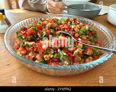 Türkischer Salat Gavurdagi mit Walnuss. coban oder Choban salatasi. Bereit zum Essen Stockfoto