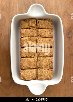 Maisbrot ist Brot, das Maismehl, Maismehl enthält. Wunderschöner hausgemachter gelber Maisbrotbrot. Bereit zum Essen Stockfoto