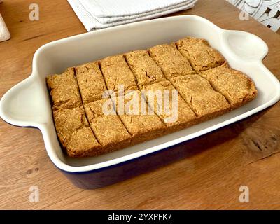 Maisbrot ist Brot, das Maismehl, Maismehl enthält. Wunderschöner hausgemachter gelber Maisbrotbrot. Bereit zum Essen Stockfoto